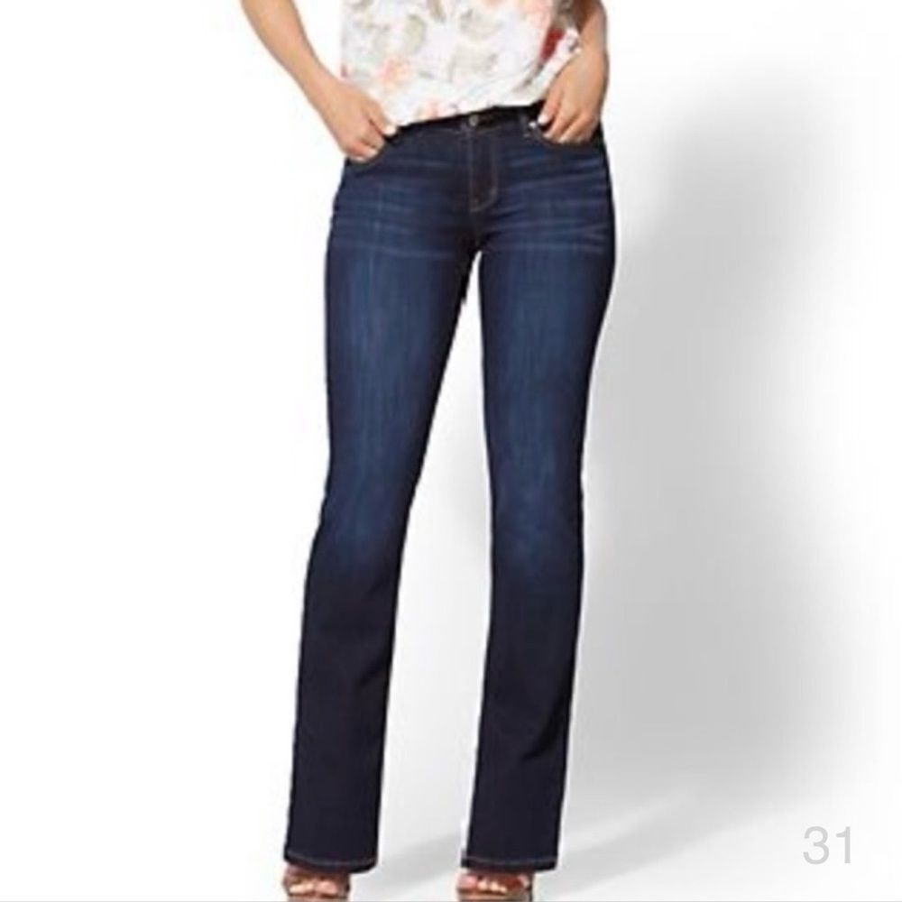 NY&C bootcut size 6 low rise curvy blue jean